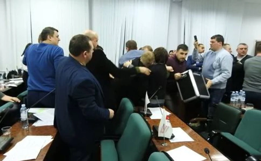 Депутаты Луцкого горсовета подрались на ночном заседании