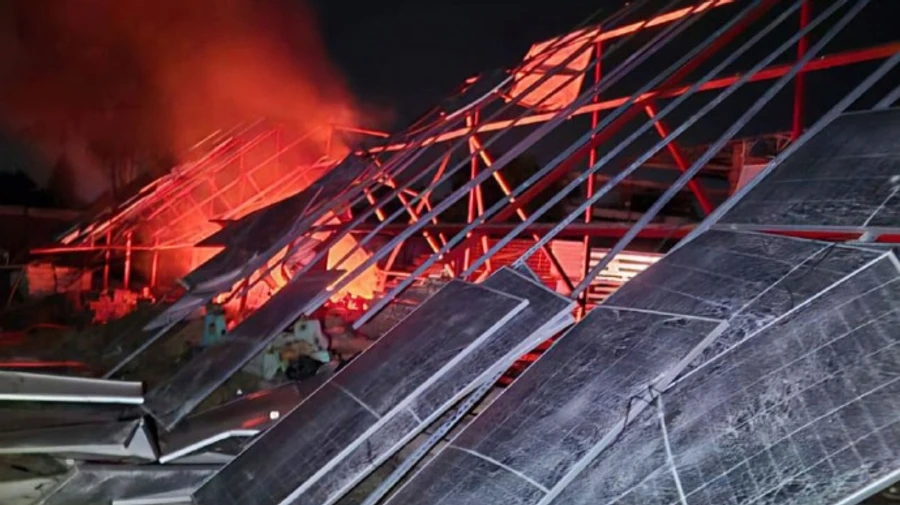 Російські дрони влучили на Дніпропетровщині: вирували пожежі, пошкоджено будинки, школу