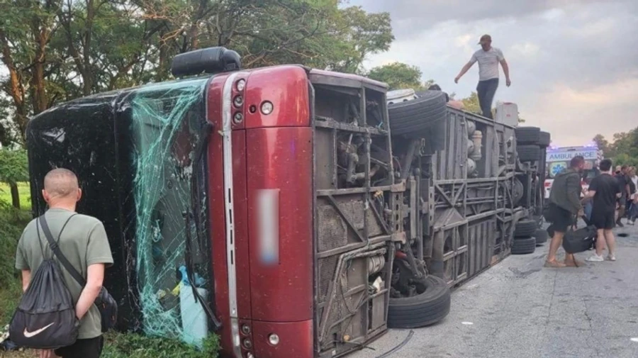 На Днепропетровщине перевернулся пассажирский автобус: один погибший, 17 пострадавших