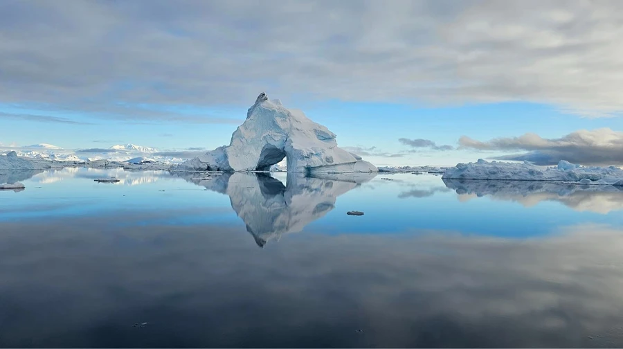 Как будто ледяной мост с тоннелем: полярники сняли ледник с аркой вблизи Вернадского