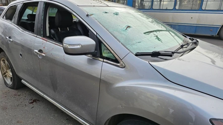 Russians fire at a taxi in Kherson, killing driver and wounding 2 people