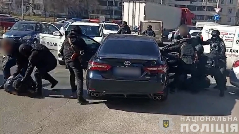 У Києві бандити під виглядом працівників ТЦК вибивали гроші: шахраїв затримали 