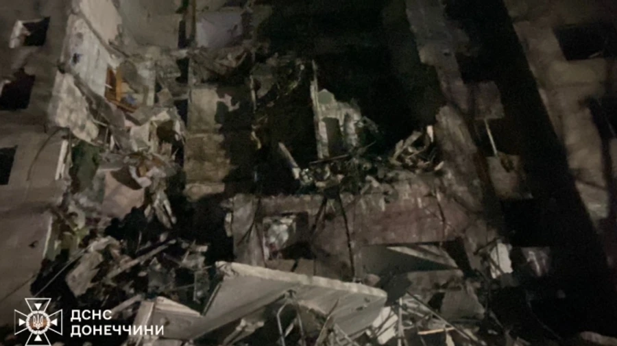 Бабулечка, держу ваши ножки: как полиция спасала людей из разбомбленной многоэтажки в Константиновке