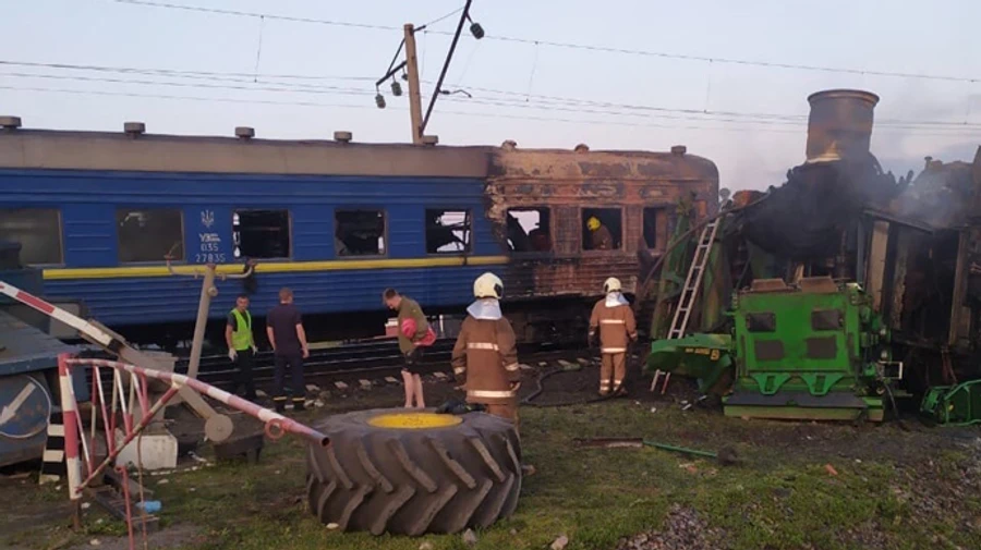 Вантажівка зіткнулася з потягом на Полтавщині: затримались низка потягів 
