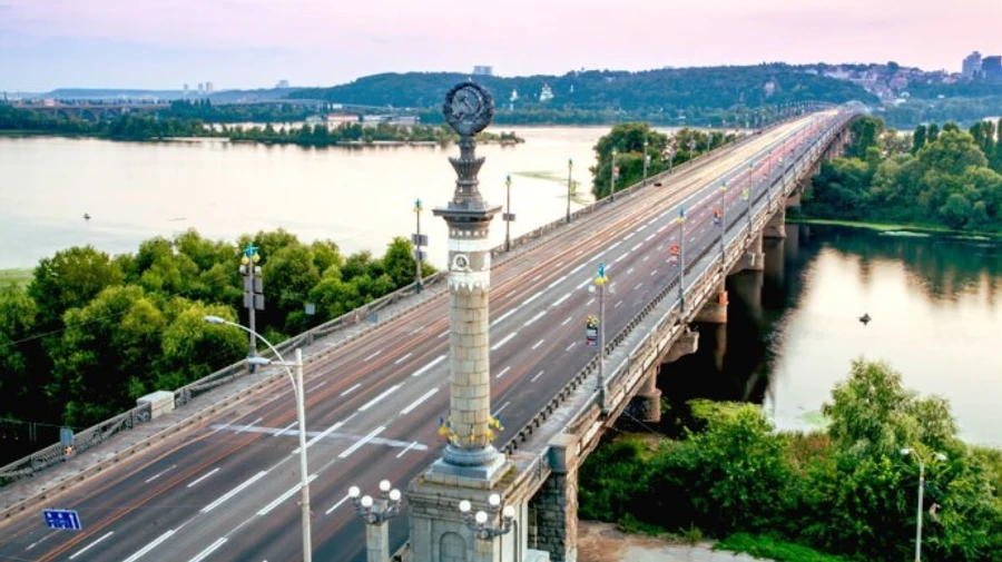 У Києві прорвало трубу на мосту Патона: у Дніпро хлинув водоспад