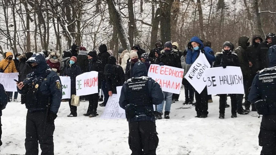Зеленського на ковідному форумі зустрів пікет за канали Медведчука