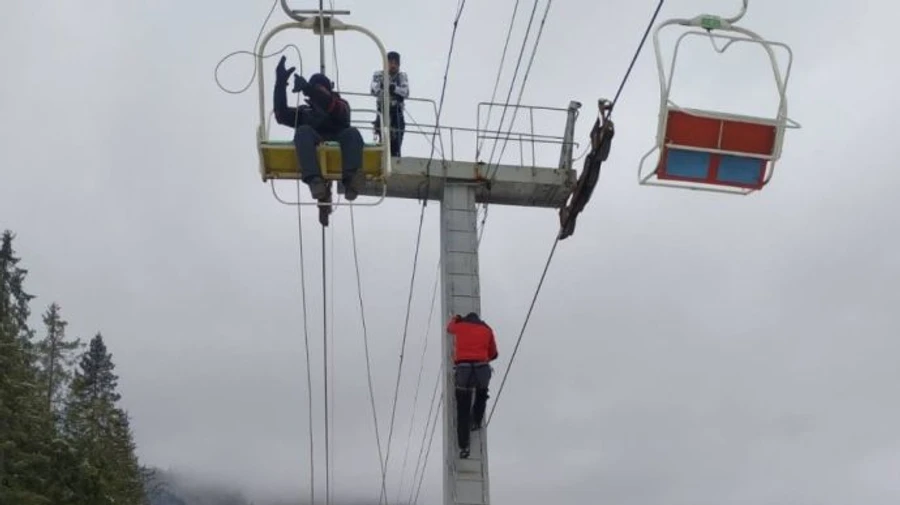 На Львівщині зупинився підйомник: з висоти в мороз знімали людей  