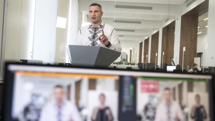 У Кличка запитали, куди пішли гроші на прибирання снігу: Київ заощадив тисячі тонн солі