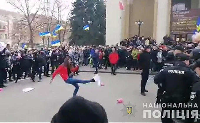 Полтава: Нацкорпус бросал в полицию свинок, есть задержанные и пострадавшие