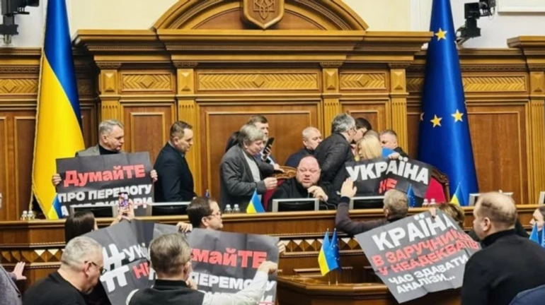 Нардепы ЕС заблокировали трибуну Рады из-за санкций против Порошенко: заседание закрыто