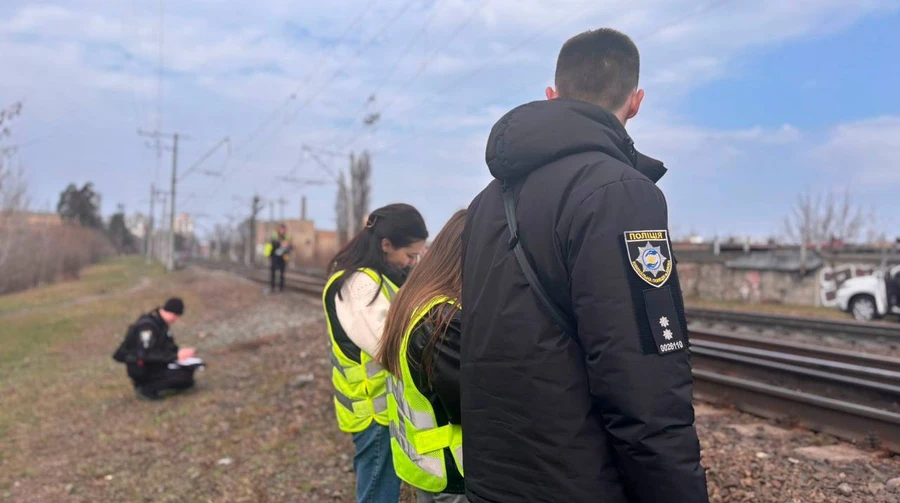 Не втримався між вагонами електрички і впав на колію: у Києві загинув підліток
