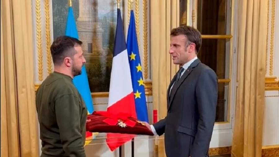 Макрон нагородив Зеленського орденом Почесного легіону