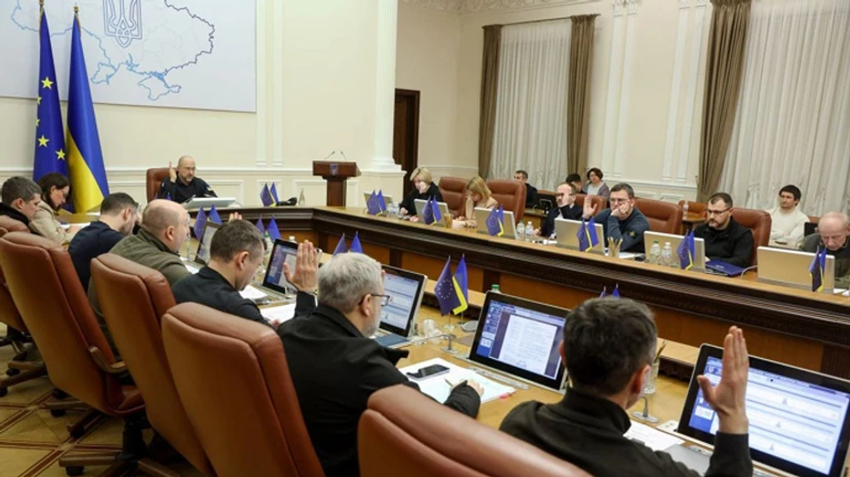 Уряд схвалив постанову про виїзд чиновників: до малих дітей – можна, на відпочинок – ні