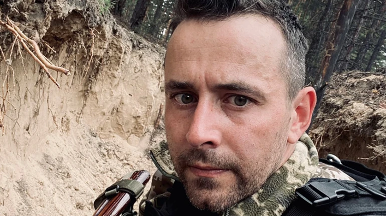 Здесь убей − о выживании. О животном. О свирепом, об обнаженном. Армейские истории писателя, солдата и конченого эстета Артема Чеха