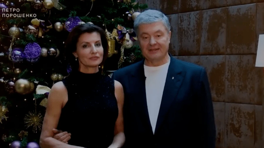 Канал Порошенко показал его поздравление, а уже после полуночи — Зеленского