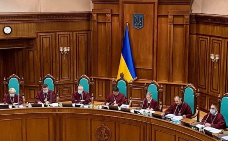 Президент звільнив суддів КСУ, а нардепи дозволили оголошувати призов резервістів без мобілізації