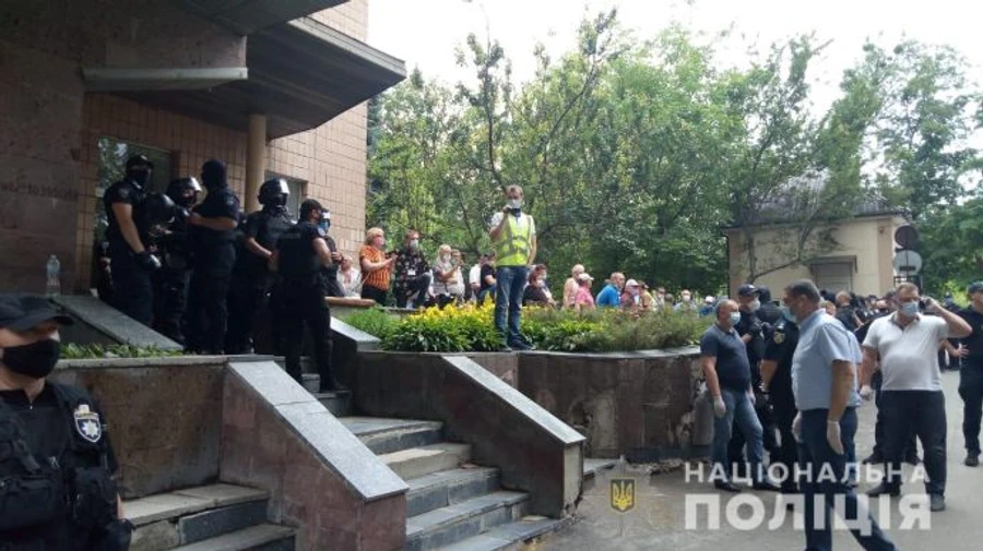 Возле заблокированной больницы в Харькове произошло столкновение, есть пострадавшие