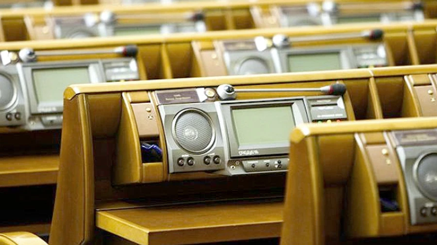 Турборежим не витримує, кнопки горять: в Раді оголошували перерву через задимлення