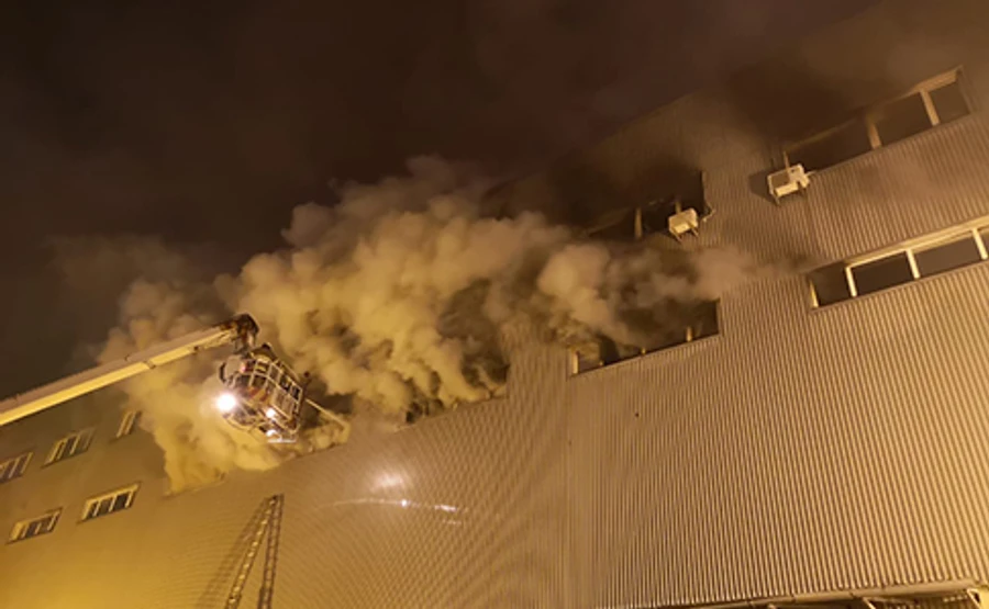 Пожежу біля метро Лісова в Києві локалізовано