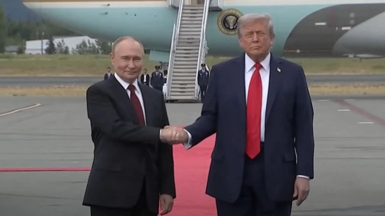 Трамп і Путін зустрілись на червоній доріжці та потисли руки