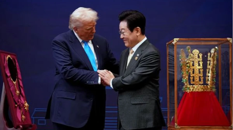 У Південній Кореї Трамп отримав золоту корону та великий орден У Південній Кореї Трамп отримав золоту корону та великий орден