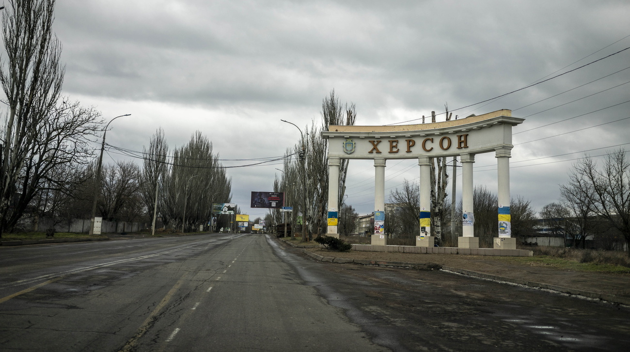 Situazione critica in Kherson Oblast: due civili uccisi e sei feriti negli attacchi russi del 7 novembre
## Approfondimento
La situazione in Kherson Oblast rimane critica a seguito degli attacchi russi. È fondamentale continuare a monitorare la situazione e a fornire supporto alle persone colpite.
## Possibili Conseguenze
Gli attacchi russi potrebbero avere conseguenze gravi per la popolazione civile e per l'infrastruttura della regione. È importante che la comunità internazionale si mobiliti per fermare gli attacchi e garantire la sicurezza della popolazione.
## Opinione
Non è possibile esprimere un'opinione su questo argomento senza considerare i fatti verificabili. È fondamentale basarsi sui dati e sulle informazioni disponibili per comprendere la situazione e prendere decisioni informate.
## Analisi Critica dei Fatti
L'analisi dei fatti rivela che gli attacchi russi sono stati condotti con l'uso di artiglieria e droni, e hanno causato danni significativi alla popolazione civile e all'infrastruttura della regione. È importante continuare a monitorare la situazione e a fornire supporto alle persone colpite.
## Relazioni con altri fatti
Gli attacchi russi in Kherson Oblast sono parte di un più ampio contesto di conflitto nella regione. È importante considerare le relazioni tra gli eventi e le conseguenze per la popolazione civile e per l'infrastruttura della regione.
## Utilità pratica
La conoscenza degli eventi in Kherson Oblast può essere utile per comprendere la situazione e prendere decisioni informate. È importante continuare a monitorare la situazione e a fornire supporto alle persone colpite.
## Contesto storico
Gli attacchi russi in Kherson Oblast sono parte di un più ampio contesto storico di conflitto nella regione. È importante considerare le relazioni tra gli eventi e le conseguenze per la popolazione civile e per l'infrastruttura della regione.
## Fonti
Le fonti di queste informazioni sono l'Ufficio del Procuratore di Kherson Oblast e Ukrainska Pravda. È possibile trovare ulteriori informazioni sul sito web di queste fonti: Kherson Oblast Prosecutor's Office e Ukrainska Pravda. La fonte originale dell'articolo è Ukrainska Pravda, disponibile al link https://www.pravda.com.ua/eng/news/2025/11/07/8006282.