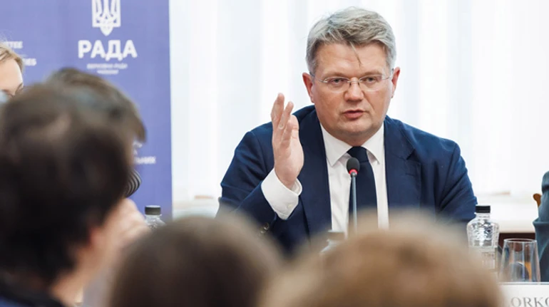 Про ринкові тарифи, незалежність регулятора та гроші на відновлення. Інтерв'ю з директором Energy Community Артуром Лорковські