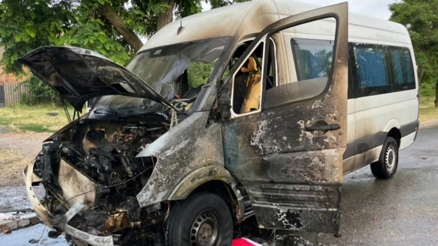 У Нікополі російський дрон поцілив в автобус: спалахнула пожежа, постраждали пасажири