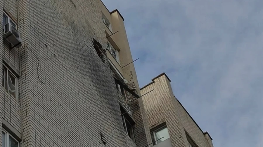 Russians strike Kherson, kill man on porch