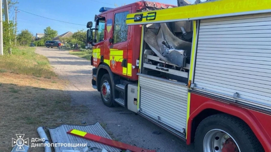 Оккупанты дважды атаковали спасателей, которые тушили пожар после обстрела в Никополе – ГСЧС