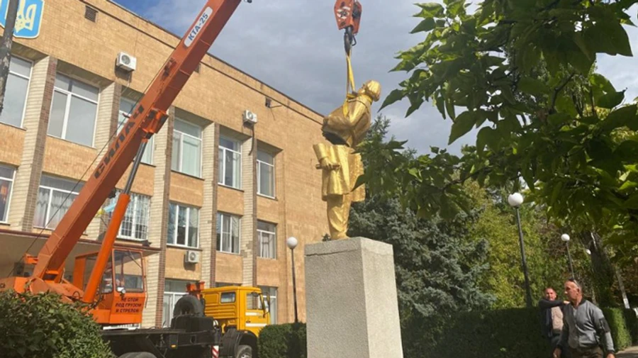 В Одесской области снесли памятник Карлу Марксу