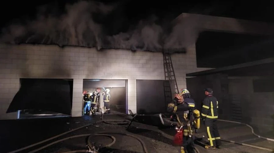 У Києві уламки ракети спричинили пожежу у приватній садибі