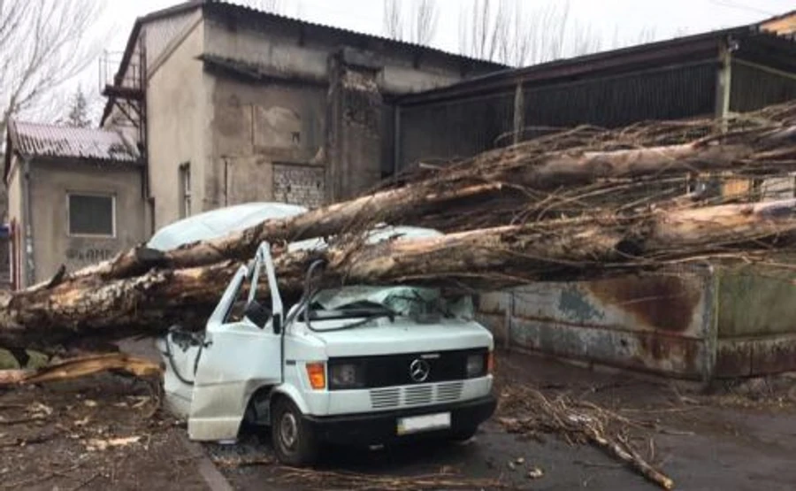 Непогода травмировала 4 человек, повредила кровли в 9 областях. И ветер дует дальше