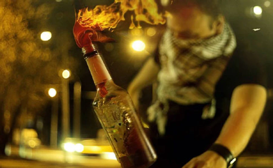 Дом супругов судей забросали коктейлями Молотова