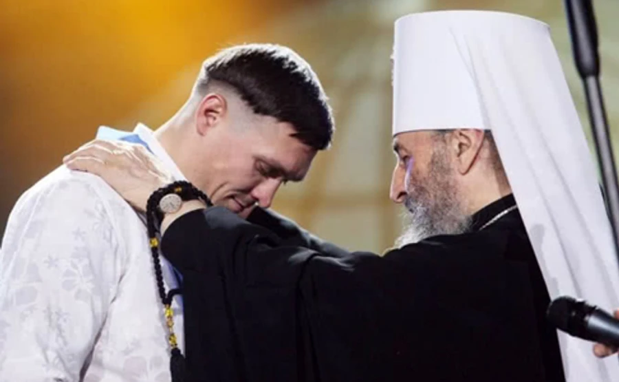 Усик отримав церковну нагороду з рук очільника УПЦ МП Онуфрія