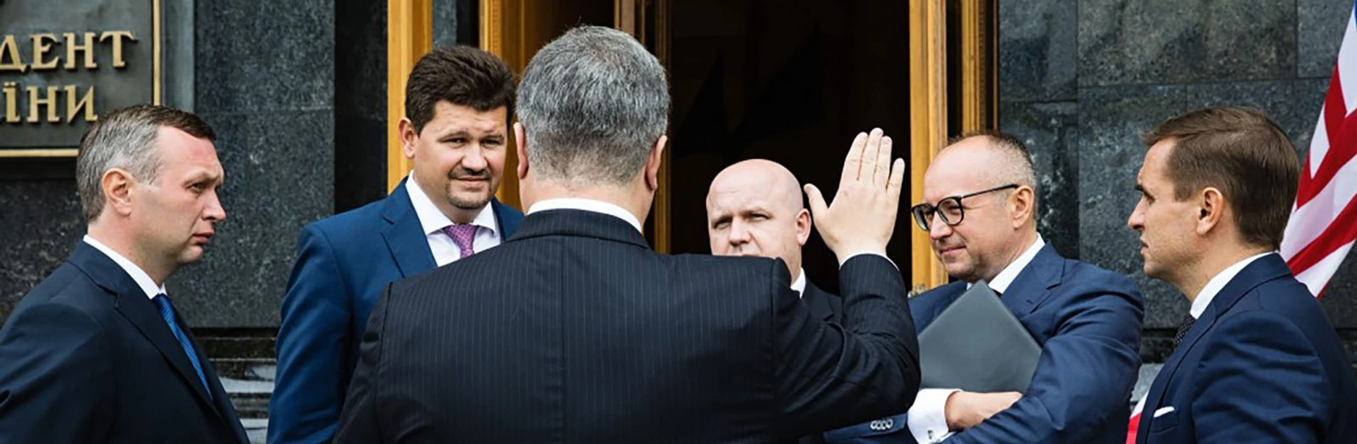 Перший помічник президента Юрій Оніщенко: Часом Порошенко сам збирає дев'ятку