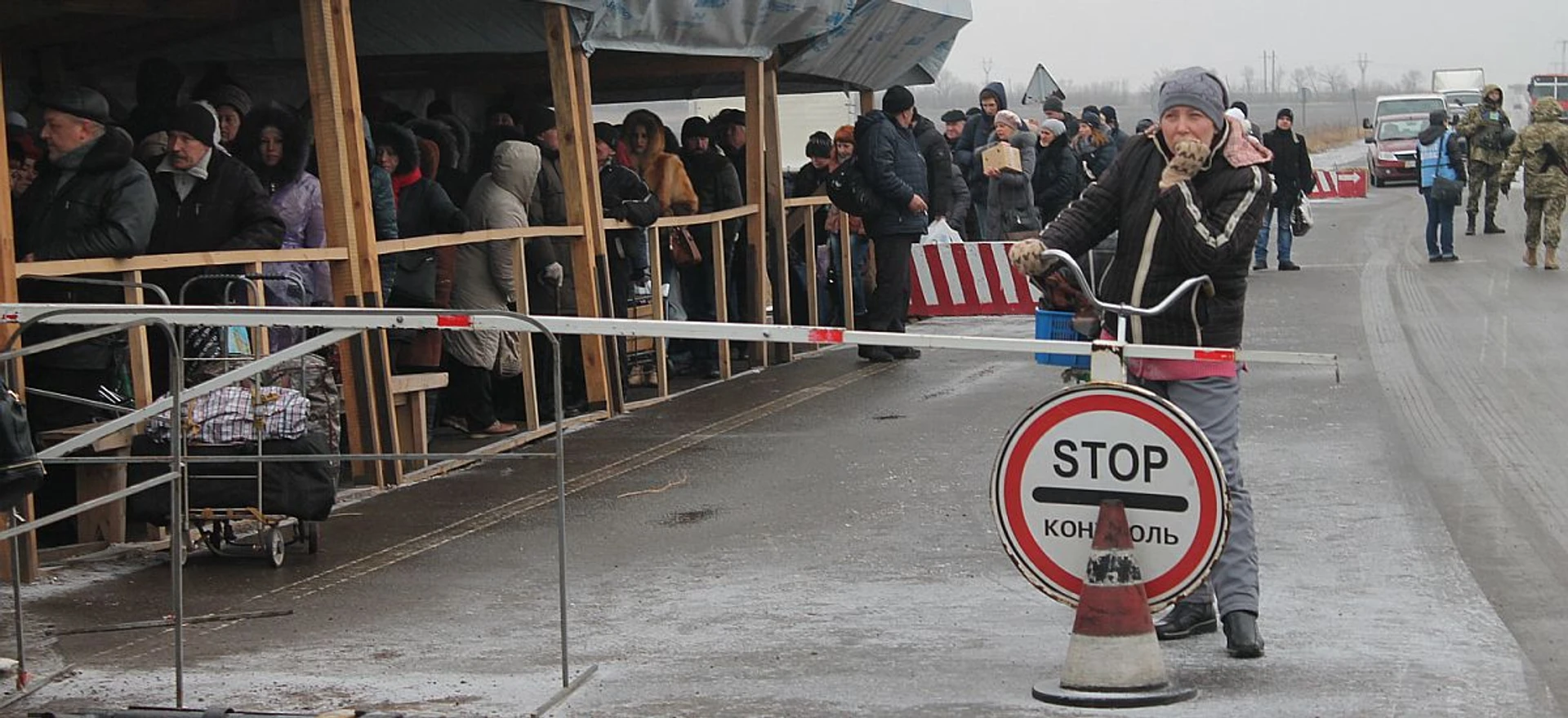 У черзі в ДНР. Як виживають в ізоляції
