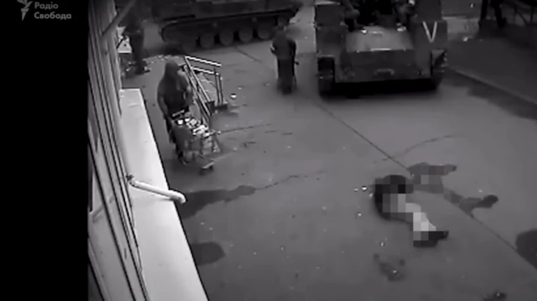 Radio Liberty release footage of Russian looting and execution of civilian in Bucha – video