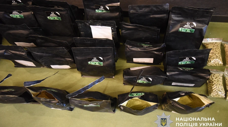 Викрили синдикат, який збував по Україні новий наркотик кратом, популярний серед молоді