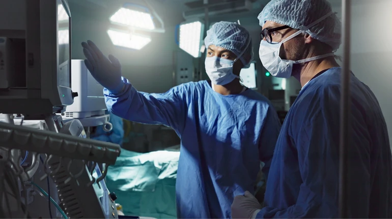 Вчені вперше успішно імплантували свиням штучний стравохід: це може допомогти у лікуванні дітей