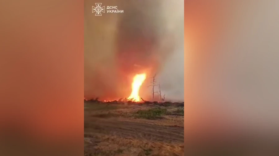 Рятувальники показали вогняний смерч у Чорнобильській зоні