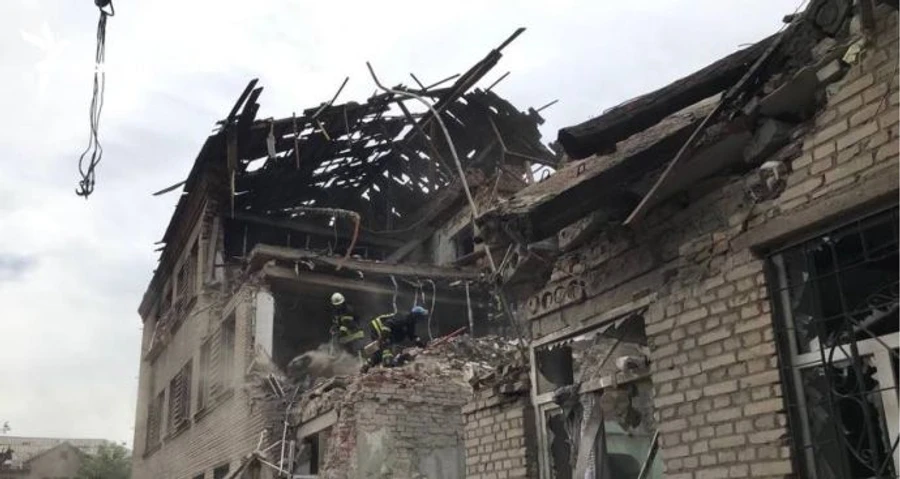 Russians shell boarding school in Donetsk region in the morning, body pulled from under the rubble