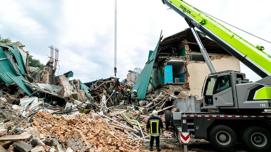 Оккупанты снова нанесли удар по Чугуеву, где под завалами еще есть люди
