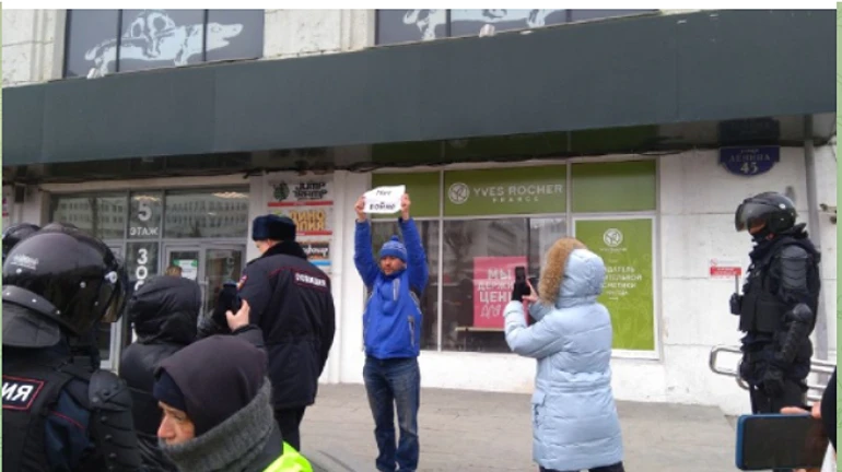 Росіяни виходять на акції проти війни з Україною, поліція - пакує