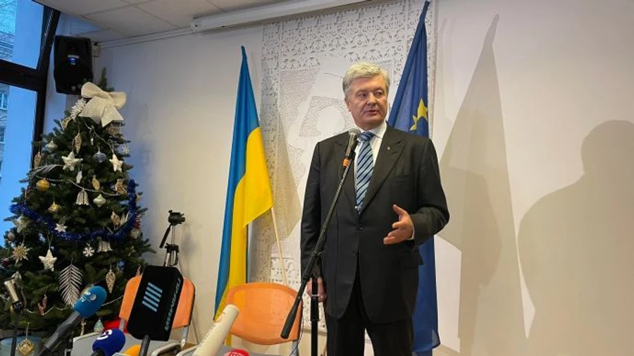 Порошенко говорит, что за ним следят сотни человек за миллионы гривен