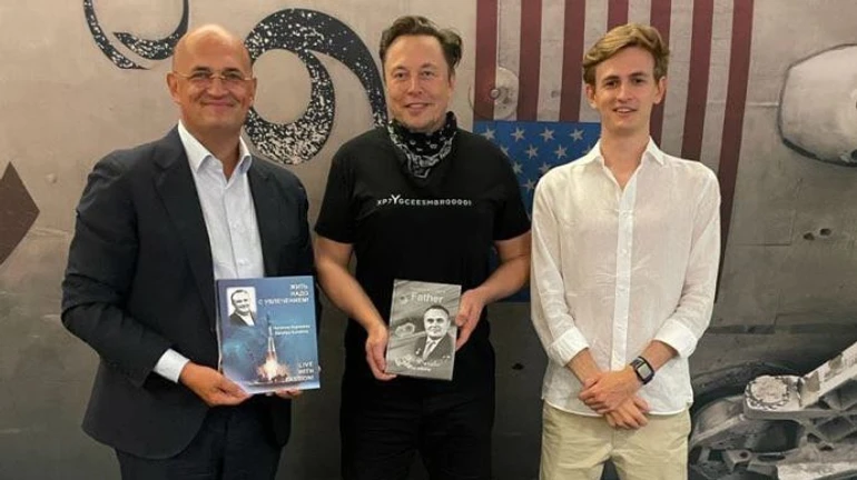 Маск зустрівся з онуком і правнуком Корольова, їм показали SpaceX 