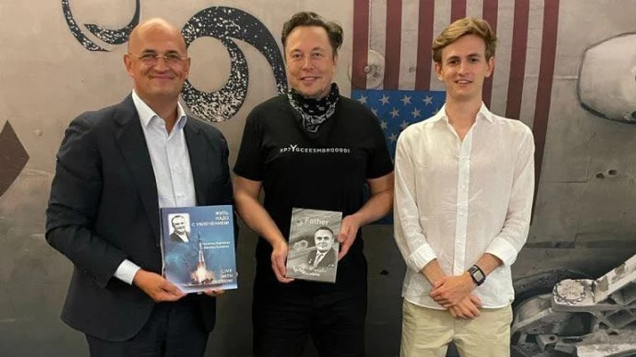 Маск зустрівся з онуком і правнуком Корольова, їм показали SpaceX 