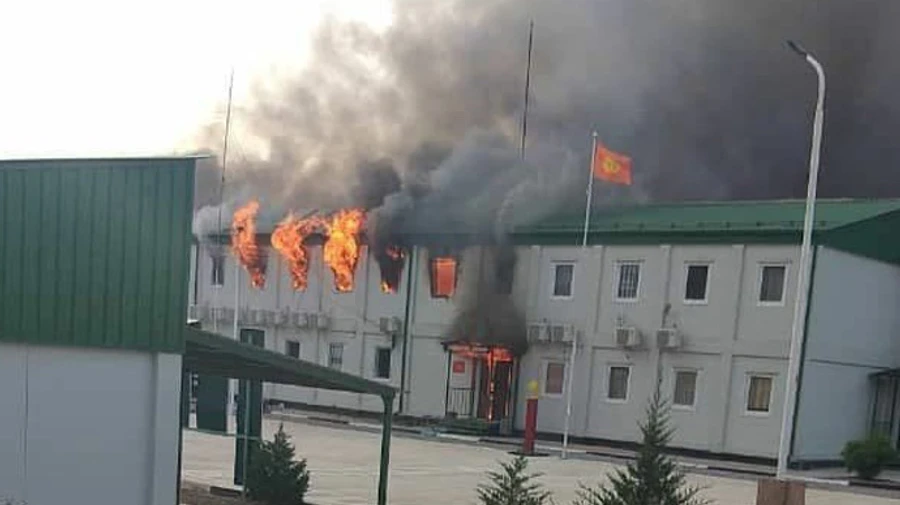Таджикистан обстрелял пограничников Кыргызстана, захвачена застава