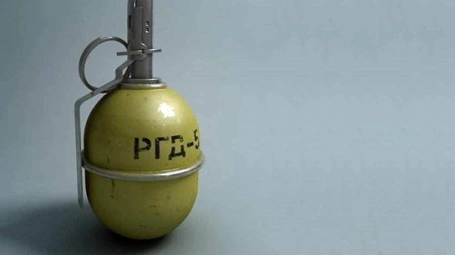 Мужчине во двор бросили гранату