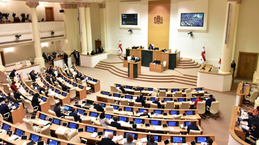 Парламент Грузии в первом чтении одобрил изменения в Конституцию о выборах